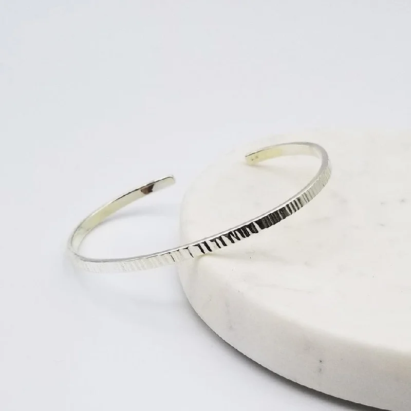 NARROW VERTICAL HAMMERED LINES CUFF